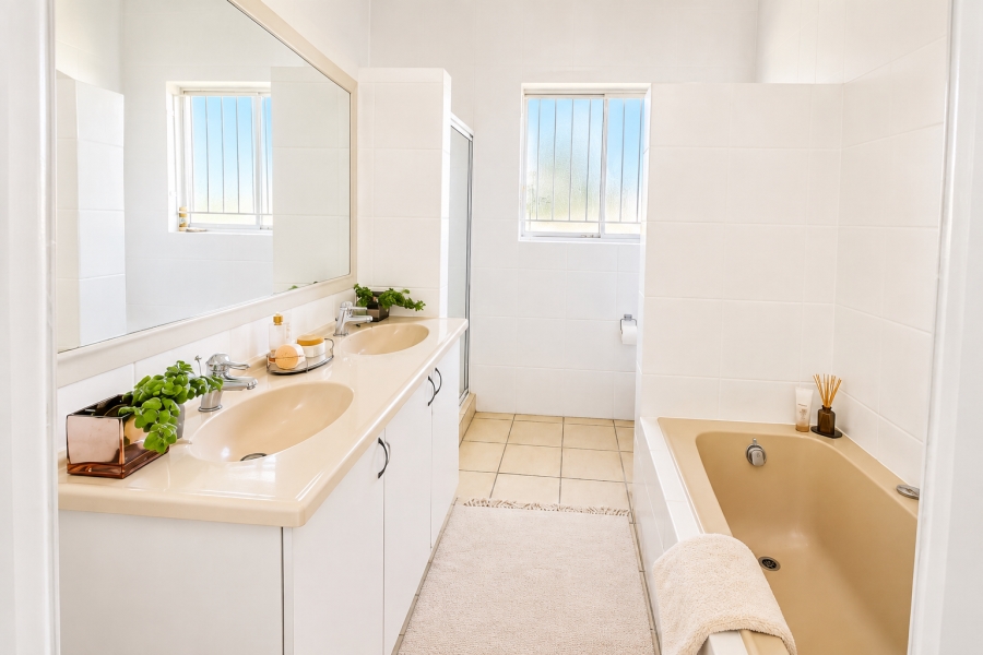 To Let 4 Bedroom Property for Rent in Table View Western Cape
